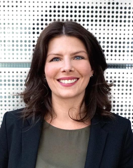 Kathrin Müller, Alumna des Jahrgangs 2017 im Studiengang „Kommunikations- und Multimediamanagement“, sprach vor angehenden Kommunikationsexpert:innen des gleichen Studiengangs. Im Rahmen der „AlumniInsights“-Reihe teilte sie ihre beruflichen Erfahrungen und gab einen umfassenden Überblick über den Status Quo sowie Innovationsansätze in der Zeitungsbranche.t